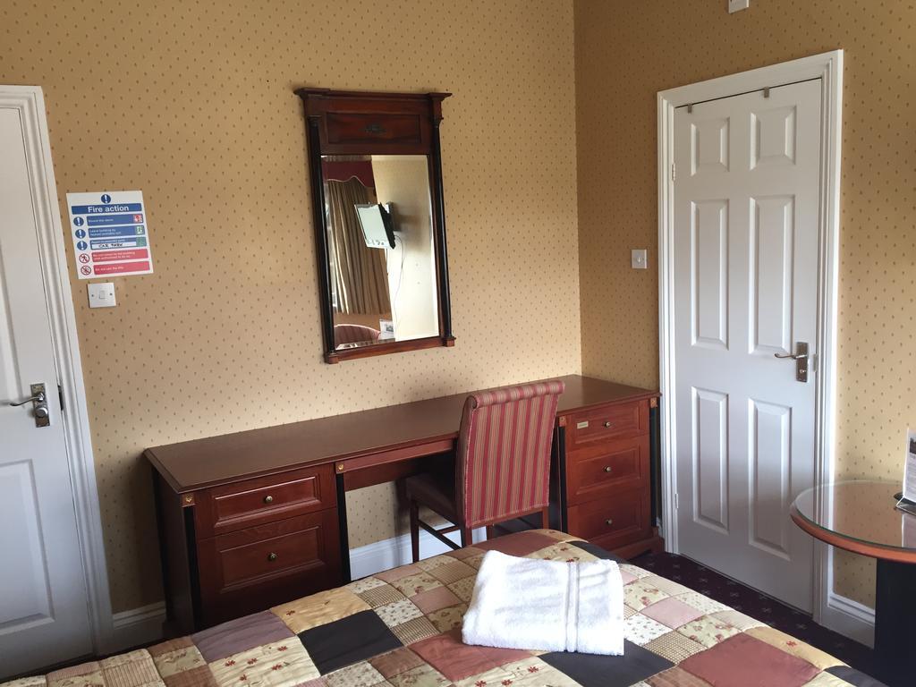 The Royal Standard Guest House Virginia Water Extérieur photo