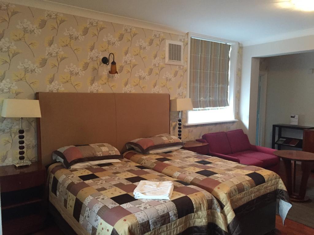 The Royal Standard Guest House Virginia Water Extérieur photo