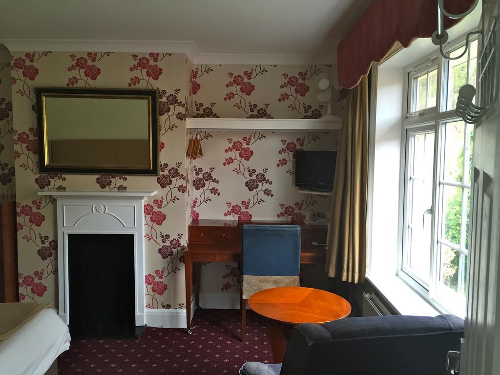 The Royal Standard Guest House Virginia Water Extérieur photo