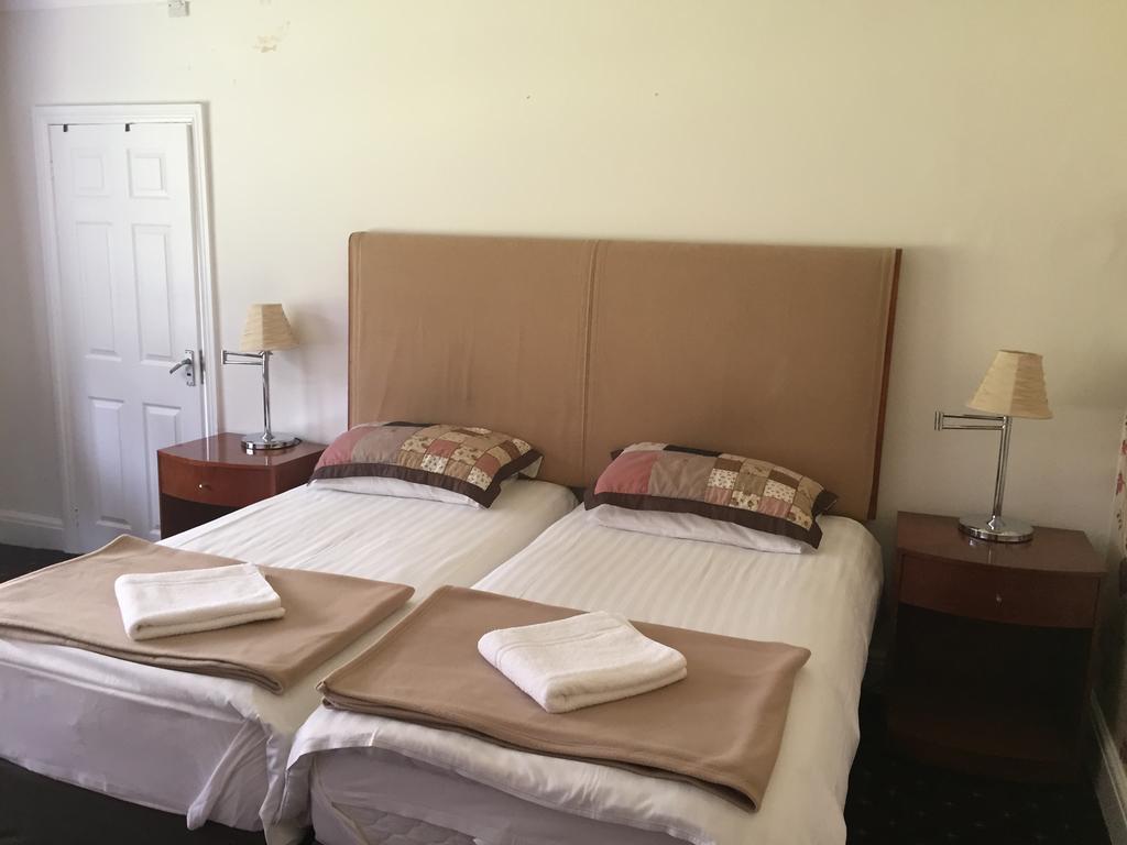 The Royal Standard Guest House Virginia Water Extérieur photo